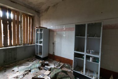 Raflı terk edilmiş laboratuvar odası