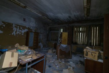 Raflı terk edilmiş laboratuvar odası