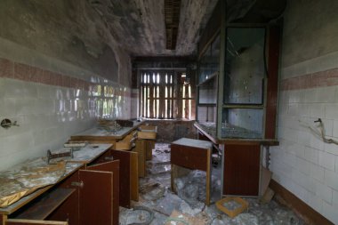 Raflı terk edilmiş laboratuvar odası