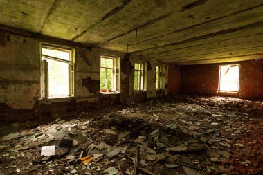 Terk edilmiş bir binanın kalıntıları.