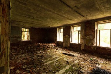Terk edilmiş bir binanın kalıntıları.