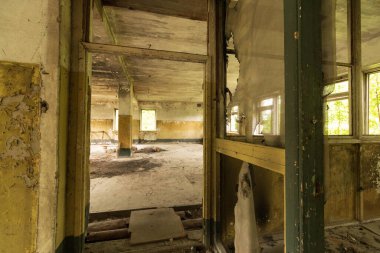 Terk edilmiş bir binanın kalıntıları.