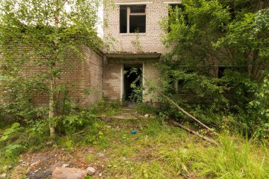 Terk edilmiş bir binanın kalıntıları.