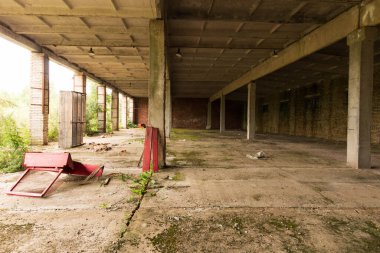 Terk edilmiş bir binanın kalıntıları.