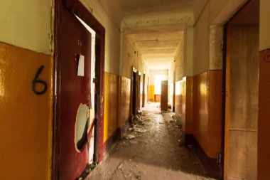 Terk edilmiş bir binanın kalıntıları.