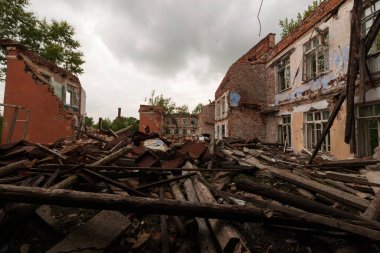 Terk edilmiş bir binanın kalıntıları.