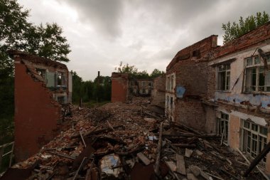 Terk edilmiş bir binanın kalıntıları.