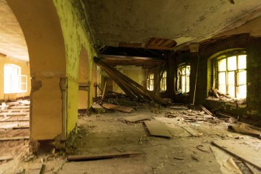 Terk edilmiş bir binanın kalıntıları.