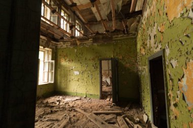 Terk edilmiş bir binanın kalıntıları.