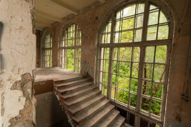 Terk edilmiş bir binanın kalıntıları.