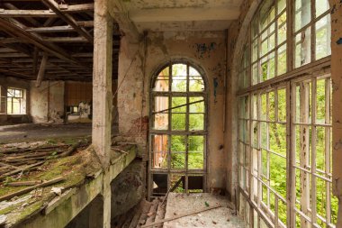 Terk edilmiş bir binanın kalıntıları.