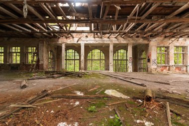 Terk edilmiş bir binanın kalıntıları.