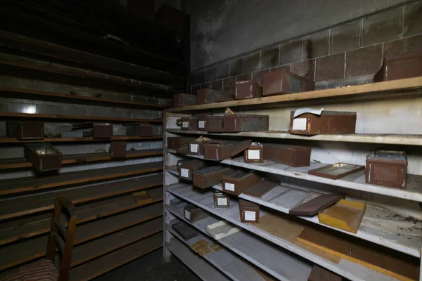 Abandoned Laboratory Room Shelving — Stock Photo, Image