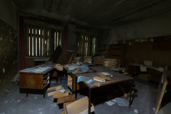 Sala Laboratório Abandonada Com Estantes — Fotografia de Stock