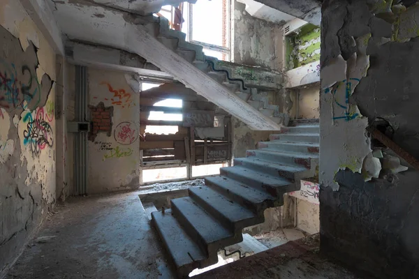 Σκάλες Από Σκυρόδεμα Εγκαταλελειμμένο Κτίριο — Φωτογραφία Αρχείου