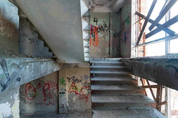 Terk Edilmiş Bir Binada Beton Merdiven Var — Stok fotoğraf