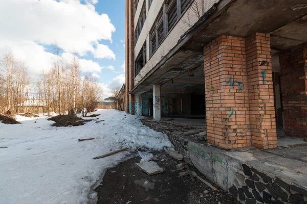 Large Abandoned Building Outskirts — 스톡 사진
