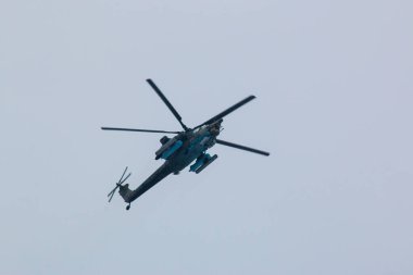 Mavi gökyüzünde mavi bir helikopter