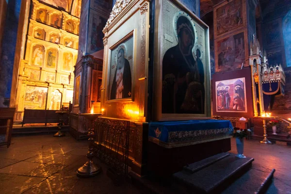 Иконостасы Внутри Православной Церкви — стоковое фото