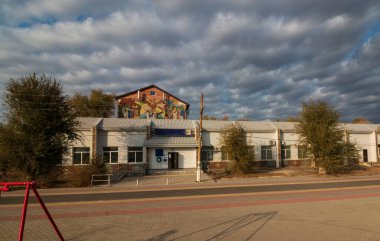 Duvarlarında mozaik desenler olan bina