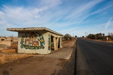 Sovyet otobüs durağı hayvanlarla dolu.
