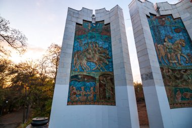 Doğu tarzında eski Sovyet heykeli