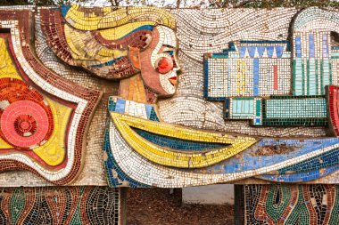 Mozaik kentin çitlerinde.