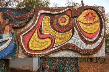 Mozaik kentin çitlerinde.