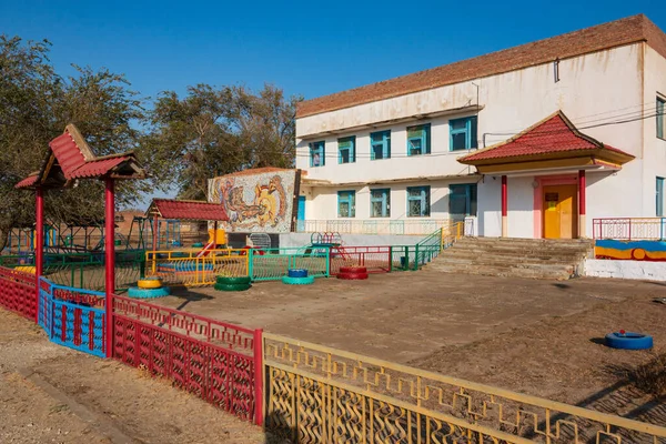 Duvarında mozaikler olan eski anaokulu binası.