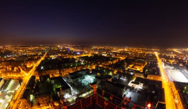 İzhevsk şehrinin gece sokakları