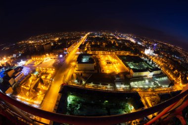 İzhevsk şehrinin gece sokakları