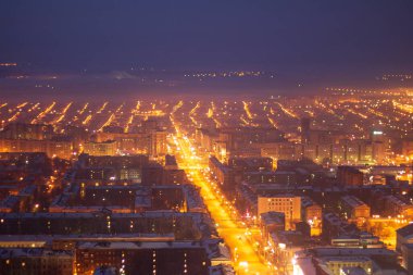 İzhevsk şehrinin gece sokakları