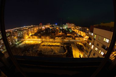 Gece şehrinin çatıları.
