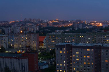 Gece şehrinin çatıları.