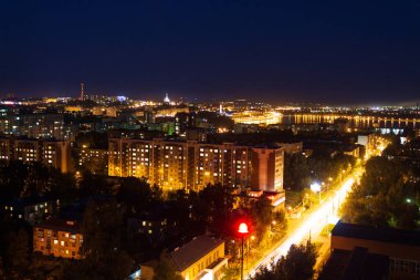 Gece şehrinin çatıları.