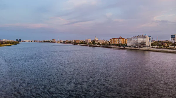 Astrakhan 'da Volga' da bir gemi.