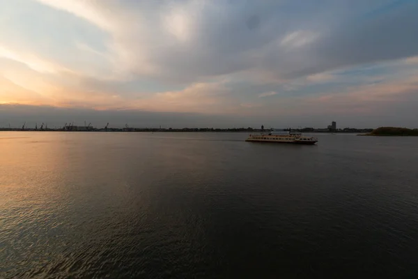 在阿斯利康的伏尔加河上的船 — 图库照片