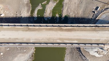 Kalmykia 'da kurak nehir ve köprü