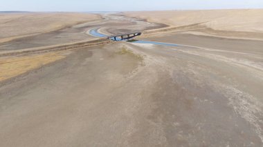Kalmykia 'da kurak nehir ve köprü