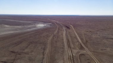 Kalmykia 'da kurak nehir ve köprü