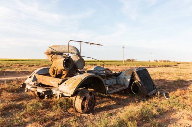 Tarladaki bir arabanın paslı kalıntıları.