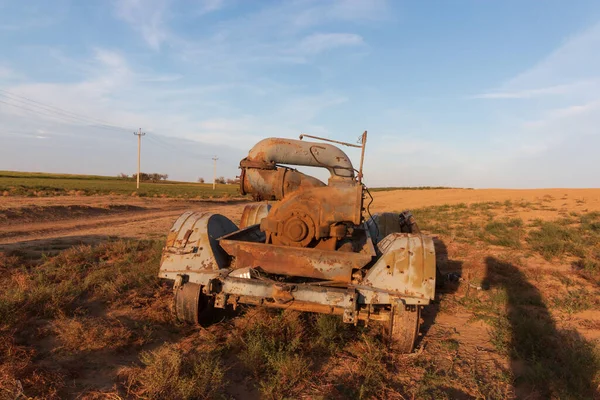 Tarladaki Bir Arabanın Paslı Kalıntıları — Stok fotoğraf