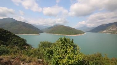 Mavi suyu olan Zhinvali deposu