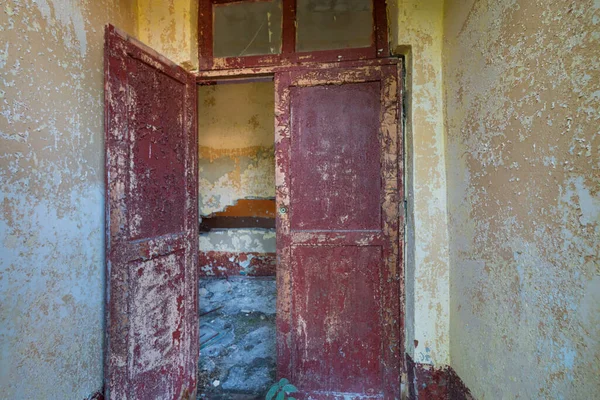 Vieilles Portes Cassées Dans Maison — Photo