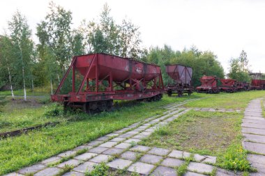 Raylı konteynırlı kırmızı tramvay