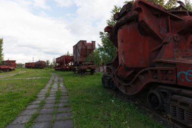 Raylı konteynırlı kırmızı tramvay
