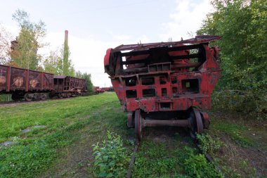 Raylı konteynırlı kırmızı tramvay
