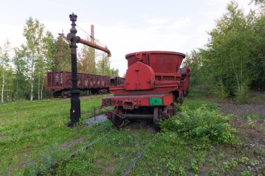 Raylı konteynırlı kırmızı tramvay