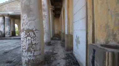 Terk edilmiş bir morgda sütunlar