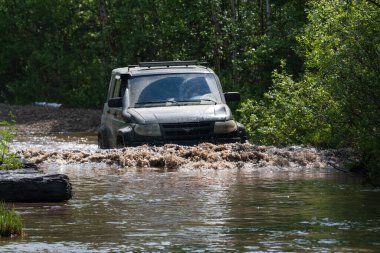 Araba nehirden karşıya geçiyor.